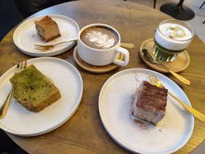 hojicha, popcorn, banana bread, pistaccio cake at Matcha Corner in Sachsen