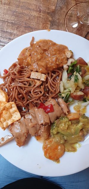 Gadogado. Noodlesalad. Bokchoisalad. Spicey veggiecurry. Chickenskewer. at De Rosenobel in Antwerpen