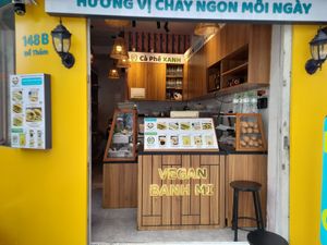 Looking in at Bánh Mì XANH - 148B Đề Thám in Ho Chi Minh City