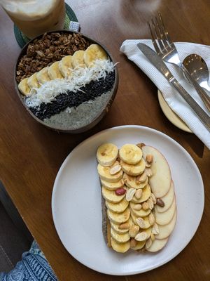 Black sesame bowl and banana/apple toast at An Mộc Nhiên in Da Nang