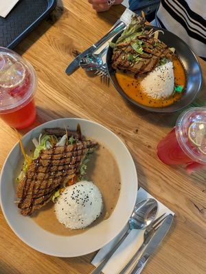 Vegan duck in peanut sauce and vegan duck in mango curry at Da Nang Vegan in Essen
