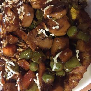 Patacón Gulasch close up at La Cocinita Verde in Bogota