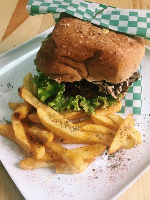 hamburguesa de falafel con papas at La Cocinita Verde in Bogota