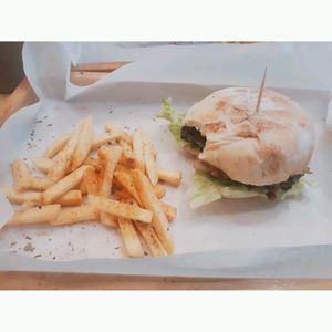 Hamburguesa de Frijol Caraota at La Cocinita Verde in Bogota
