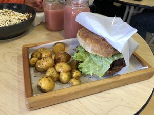 Hamburguesa de falafel at La Cocinita Verde in Bogota