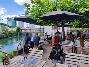 Outdoor seating at da PONE in Zurich