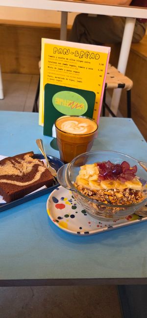 Yogurt bowl, marmalade cake, soya latte at antirush | speciality coffee in Malaga