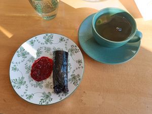 Vegan black sausage and quality black tea at Kattopuutarha in Pirkanmaa
