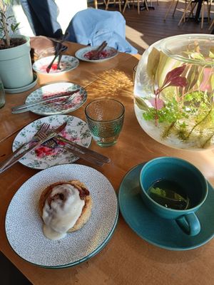 Sour dough cinnamon roll, topped with vegan white chocolate at Kattopuutarha in Pirkanmaa