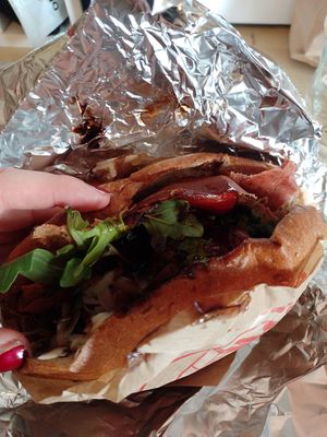 Palermo Kebab - tolle Idee, aber mit Balsamico Creme zu trocken in Verbindung mit Erbsen-Vleisch at Crunchy Vegan Kebab in Gottingen