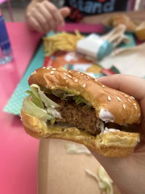 Veganer Burger mit leckerem dicken Patty  at Porky Pig Diner in Comunidad De Madrid