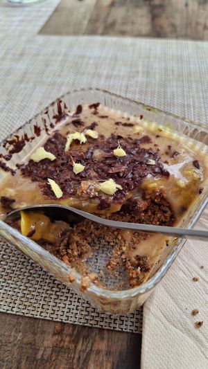 Tarte de limão, chocolate e biscoito at Café Raízes in Coimbra