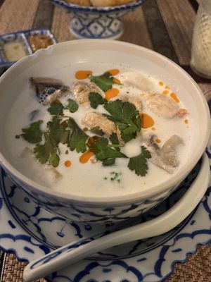 Entrée: soupe de légumes et tofu véganisée sur demande   at L'Éléphant Blanc in Tournai