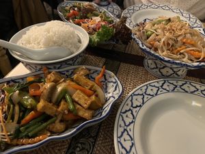 Phad Kaprao au tofu avec riz et portion de nouilles (demandée sans œuf ) supplémentaire   at L'Éléphant Blanc in Tournai