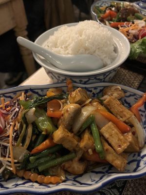 Portion de riz avec le Phad Kaprao au tofu  at L'Éléphant Blanc in Tournai
