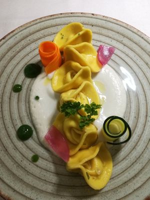 Ravioli al formaggio su crema di macadamia at Gintilla in Cagliari