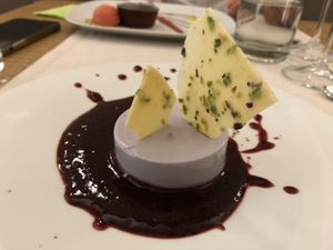Panna cotta ai mirtilli e cioccolato bianco at Gintilla in Cagliari