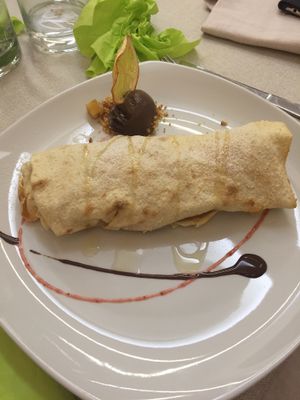 Strudel di pane carasau con crema pasticciera vegana  at Gintilla in Cagliari