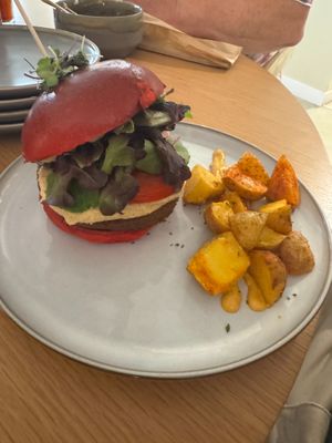 Crispy falafel burger at Almalibre Açaí House 💜 Perez Pujol in Valencia