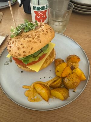 Holbox burger (with gluten-free bun) at Almalibre Açaí House 💜 Perez Pujol in Valencia