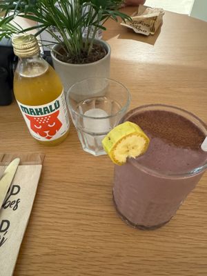 Kombucha + Gloton (banana/chocolate) smoothie at Almalibre Açaí House 💜 Perez Pujol in Valencia