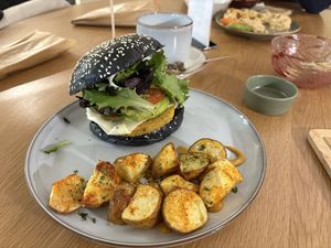 Burger with fried potato slices  at Almalibre Açaí House 💜 Perez Pujol in Valencia