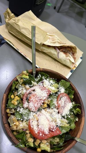 Salade en Lahmajun  at Vegan Stories by Konstantinos in Athens