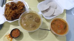 Pakora, kofta curry, idle combo with vegetable sambar (all vegan) at Madrasi Culinária Indiana in São Paulo
