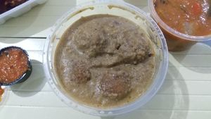 Kofta curry. Ta feio na foto pq foi no delivery, mas tava gostoso kk. rende bem pq o tempero é forte at Madrasi Culinária Indiana in São Paulo