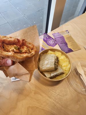Chili - Cheese Leberkäsbrötchen und Maultaschen mit Kartoffelsalat at Die vegane Fleischerei in Baden-württemberg