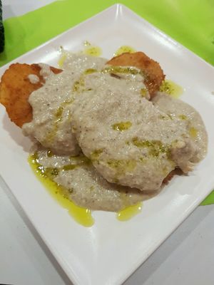 Milaneses de patata con salsa de champiñones y almendras  at El Plato Reberde in Zaragoza