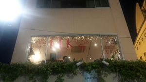 Façade du restaurant (au 2ème étage d'un bâtiment) at Art Cafe ELK in Hiroshima