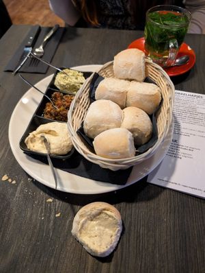 Brood met vegan kruidenboter, tapenade en hummus at Dordts Genoegen in Dordrecht