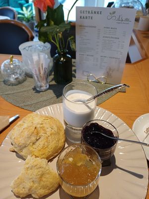 Baked Scones mit süßem Aufstrich und Sahne at it's me - vegane Auszeit in Baden-wuerttemberg