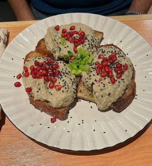 Geröstetes Brot mit Auberginencreme und Granatapfelkernen at it's me - vegane Auszeit in Baden-wuerttemberg