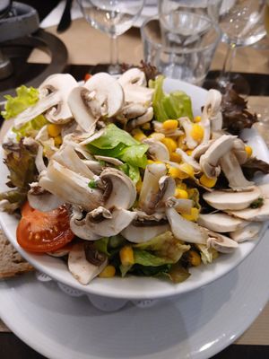L'éntree, une salade énorme at Les Embruns in Paris