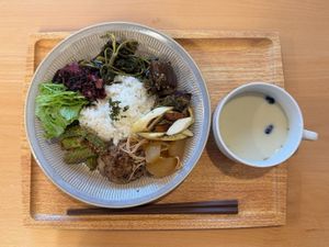 上野原産のキヌアと採れたて野菜を使ったランチプレート at Quinoa Kitchen - キヌアキッチン in Yamanashi