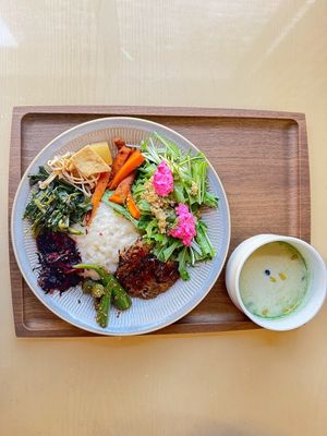 上野原産のキヌアと採れたて野菜を使ったランチプレート at Quinoa Kitchen - キヌアキッチン in Yamanashi
