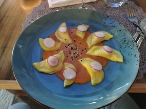 Ravioli RAW di zucchine ripieni di crema di mandorle e radicchio in salsa di datterino di Siracusa at Moon in Siracusa