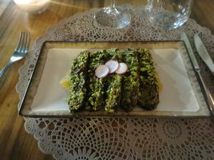 Tataki di tempeh grigliato con aceto balsamico di Modena (I.G.P) in crosta di pistacchi di Bronte (D.O.P.) su letto di cipolla caramellata at Moon in Siracusa