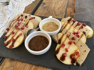 Homemade cheese with chutney and pears at Moon in Siracusa