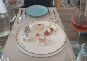 Vegane Käseplatte mit Mozzarella, geräuchertem Ricotta, Frischkäse und Parmesan at Moon in Siracusa