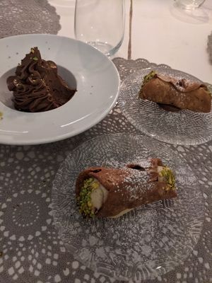 Canoli and mousse at Moon in Siracusa