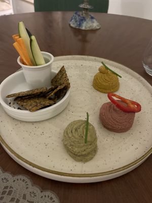 Hummus  at Moon in Siracusa