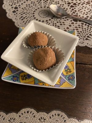 Tartufi coccolato bianco e zucchero di cocco   at Moon in Siracusa