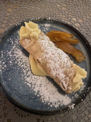 cannoli ricotta  at Moon in Siracusa