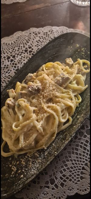 spaghetti carbonara at Moon in Siracusa