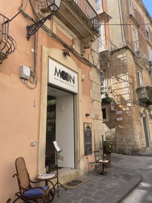   at Moon in Siracusa