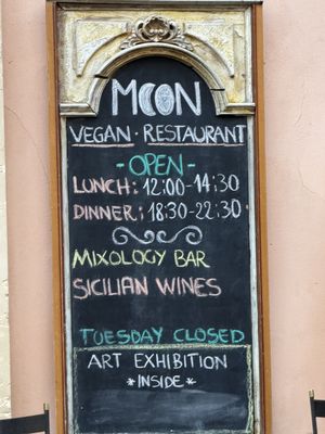   at Moon in Siracusa