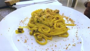 Pasta carbonara at Moon in Siracusa
